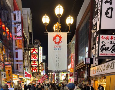 Osaka Japonya. Nisan 05, 2024. Dotonbori sokağı Namba bölgesinde gece hayatı, neon ışığı ve sokak yemekleriyle ünlüdür. İnsanlar gece eğlencesi.