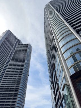 Tokyo şehri gökdelenleri görüş altında. Japonya. Bulutlu gökyüzünde yüksek katlı ofis binaları