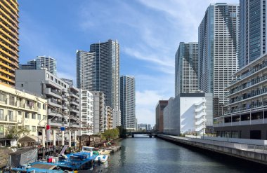 Tokyo şehrinin ufuk çizgisi, deniz kıyısında gökdelenler mavi gökyüzü arka planı, Japonya 'nın başkenti.