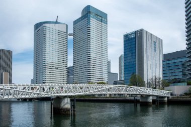 Tokyo şehrinin ufuk çizgisi, deniz kıyısında gökdelenler mavi gökyüzü arka planı, Japonya 'nın başkenti.
