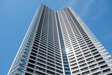 Tokyo şehri gökdelenleri görüş altında. Japonya. Bulutlu gökyüzünde yüksek katlı ofis binaları