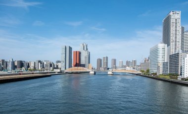 Tokyo şehrinin ufuk çizgisi, deniz kıyısında gökdelenler mavi gökyüzü arka planı, Japonya 'nın başkenti.