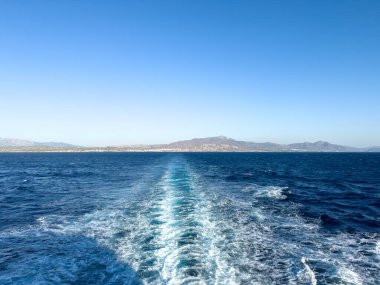 Tekne beyazı, mavi deniz ve gökyüzü arkaplanı, feribottan yukarısı.
