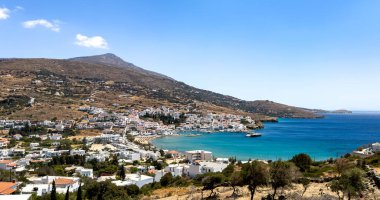 Andros adası, Batsi köyü, Cyclades Yunanistan. Deniz manzaralı binalar, kafe ve restoranlar, güneşli bir yaz günü