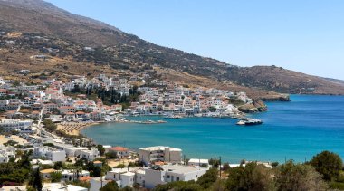 Andros adası, Batsi köyü, Cyclades Yunanistan. Deniz manzaralı binalar, kafe ve restoranlar, güneşli bir yaz günü
