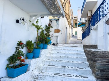 Yunanistan. Andros adası, Kiklad mimarisi Batsi köyü, dar sokaklar, beyazlatılmış merdivenler ve saksılar.