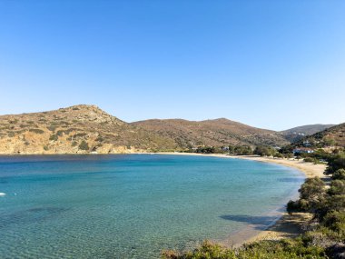 Yunanistan 'da plaj. Temiz deniz suyu ve ıslak küçük çakıl taşları. Andros Yunan adasında yaz tatili