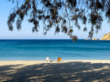 Yunanistan 'da plaj. Temiz deniz suyu ve ıslak küçük çakıl taşları. Andros Yunan adasında yaz tatili