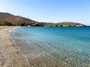 Yunanistan 'da plaj. Temiz deniz suyu ve ıslak küçük çakıl taşları. Andros Yunan adasında yaz tatili
