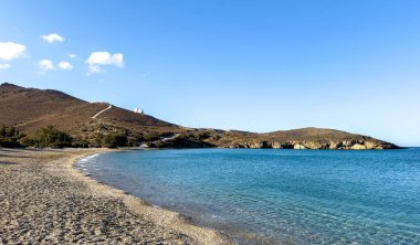 Yunanistan 'da plaj. Temiz deniz suyu ve ıslak küçük çakıl taşları. Andros Yunan adasında yaz tatili