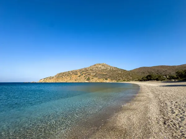 Yunanistan 'da plaj. Temiz deniz suyu ve ıslak küçük çakıl taşları. Andros Yunan adasında yaz tatili