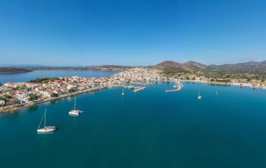 Yunanistan, Ermioni 'nin hava aracı görüntüsü, Argolis, Moreloponnese' de küçük bir liman kasabası, sahil kenarındaki deniz binaları ve denizde kayıklar, mavi gökyüzü