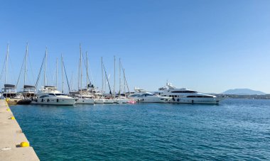Spetses Adası, Yunanistan. Yatlar ve yelkenliler marinada demirli, bulutlu gökyüzü
