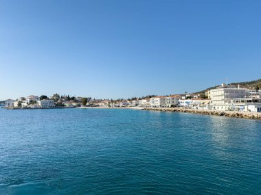 Spetses Adası, Saronic Körfezi, Yunanistan. Deniz manzaralı deniz manzaralı binalar