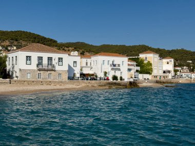 Spetses Adası, Yunanistan. Deniz manzaralı neoklasik binalar, eski tarihi kasaba, güneşli bir yaz günü