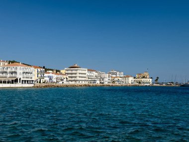 Spetses Adası, Saronic Körfezi, Yunanistan. Deniz manzaralı deniz manzaralı binalar