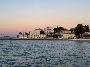 Spetses Adası, Yunanistan. Deniz manzaralı neoklasik binalar, eski tarihi kasaba, gün batımında.