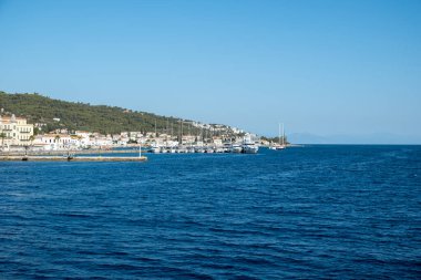 Spetses Adası, Saronic Körfezi, Yunanistan. Deniz manzaralı deniz manzaralı binalar