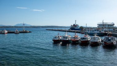 Spetses Adası, Yunanistan. Motorlu tekne taksileri Dapia 'da küçük bir limana demirledi.