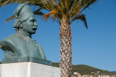 Spetses Adası, Yunanistan. Georgios Androutsos heykeli eski tarihi şehirde. Androutsos, Yunan Bağımsızlık Savaşı 'nda bir deniz lideriydi.