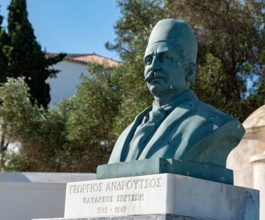 Spetses Adası, Yunanistan. Georgios Androutsos heykeli eski tarihi şehirde. Androutsos, Yunan Bağımsızlık Savaşı 'nda bir deniz lideriydi.