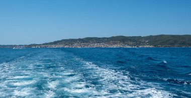 Spetses Adası, Saronic Körfezi, Yunanistan. Adadan ayrılırken geminin görüntüsü