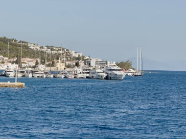 Spetses Adası, Yunanistan. Yatlar ve yelkenliler marinada demirli, bulutlu gökyüzü