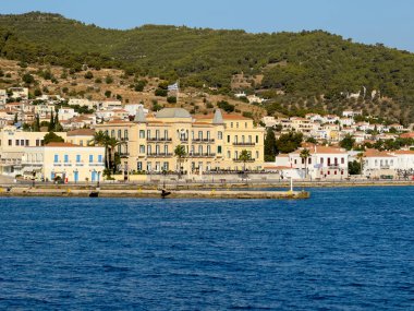 Spetses Adası, Saronic Körfezi, Yunanistan. Deniz manzaralı deniz manzaralı binalar