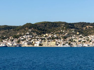 Spetses Adası, Saronic Körfezi, Yunanistan. Deniz manzaralı deniz manzaralı binalar