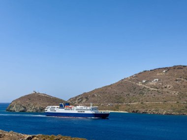 Feribot Gavrio limanına yaklaşıyor, Andros adası Cyclades.,