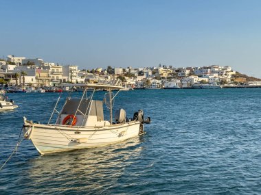 Andros Adası, Cyclades Yunanistan. Gavri limanındaki küçük tekneler ve rıhtım binaları demirledi.