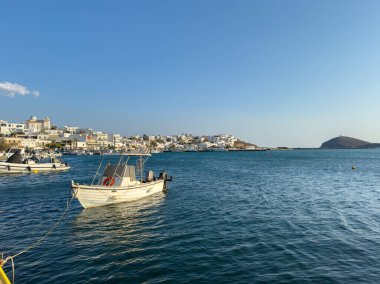 Andros Adası, Cyclades Yunanistan. Gavri limanındaki küçük tekneler ve rıhtım binaları demirledi.