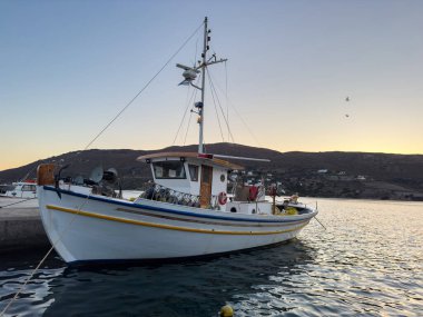 Andros Adası, Cyclades Yunanistan. Gavri limanına demirlemiş ahşap bir gemi.