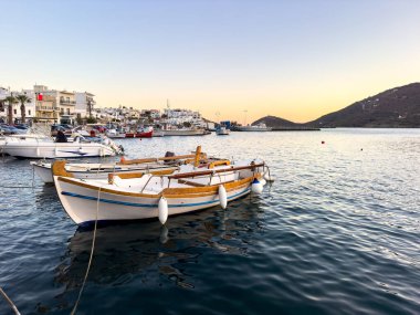Andros Adası, Cyclades Yunanistan. Gavri limanındaki küçük tekneler ve rıhtım binaları demirledi.