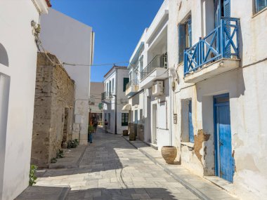 Yunanistan, Andros Adası, Korth köyündeki dar asfalt bir sokakta dükkanlar ve evler