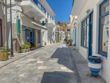 Yunanistan, Andros Adası, Korth köyündeki dar asfalt bir sokakta dükkanlar ve evler
