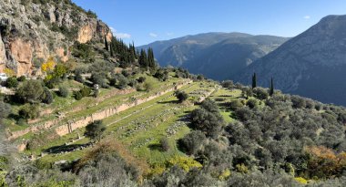 Antik Delphi arkeolojik alanı, Pleistos nehir vadisi Yunanistan, Boeotia çevresindeki Parnassos dağı manzarası