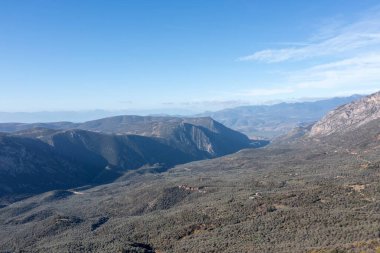 Dağ manzarası, köknar ağaçları orman ve mavi gökyüzü. Parnassos Dağı 'nın hava aracı görüntüsü. Yunanistan, Boeotia