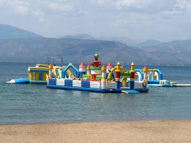 Aquapark, denizde şişme oyuncaklar, çocuklar için eğlence su parkı, yaz tatili eğlencesi