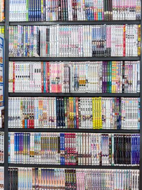 Japonya. Tokyo mu? 13 Nisan 2024. Manga, Anime Japon illüstrasyon çizgi romanı sergileniyor. Renkli fantezi kitapları koleksiyonu olan kitapçı, macera dergisi.
