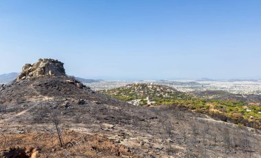 Atina şehir manzarası Penteli dağından, yanan ağaçlar orman yangınından sonraki gün,