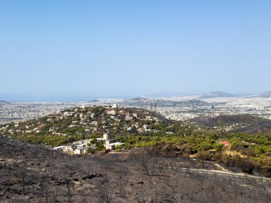 Atina şehir manzarası Penteli dağından, yanan ağaçlar orman yangınından sonraki gün,