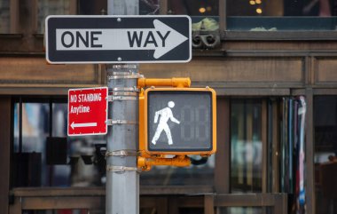 New York, ABD 'de yayalar için sokak işaretleri ve trafik ışıkları üzerinde her zaman ayakta duran bir metin yok.