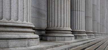 Ofis binasının ön cephesinde klasik sütunlar kürek çekiyor. Taş sütun ve merdiven ayrıntıları. 