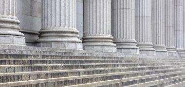 Ofis binasının ön cephesinde klasik sütunlar kürek çekiyor. Taş sütun ve merdiven ayrıntıları. 