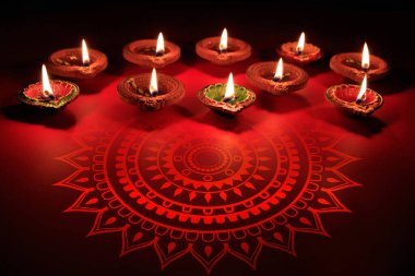 Diwali Deepavali Hindu Işık Festivali Kutlaması. Kırmızı arkaplanda Diya yağı lambası, alanı kopyala