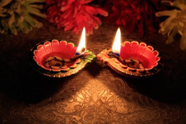 Diwali Hindu Işık Festivali. Diya gaz lambası ve çiçek dekorasyonu yakın plan görünümü
