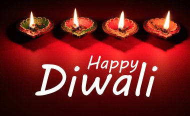 Kırmızı arka planda Diwali metin ve Diyas yağ lambaları, Deepavali Hindu ışık festivali