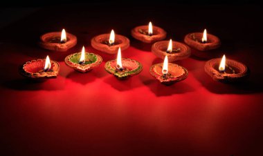 Diwali Deepavali Hindu Işık Festivali Kutlaması. Drak kırmızı zemin üzerinde Diya yağ lambaları, kopyalama alanı