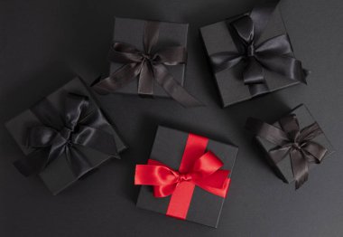 Kara Cuma indirimi. Siyah hediye kutuları ve siyah kurdele yayı, üst görünümde izole